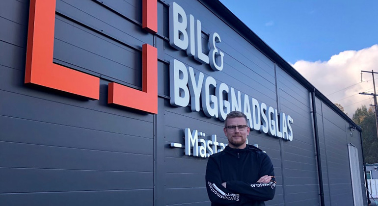 Foto Nicklas Engerfelt, delägare på Borlänge bil- och byggnadsglas,