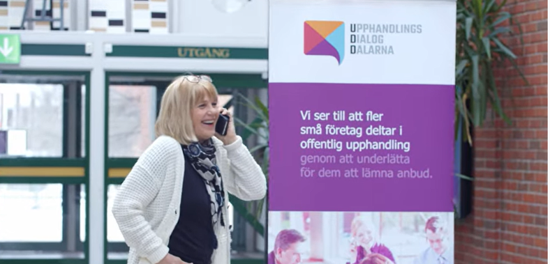 En kvinna som pratar i en telefon