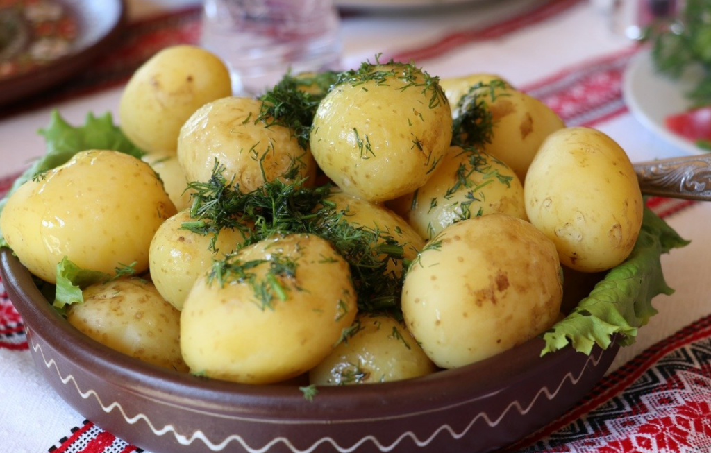 En skål med kokt potatis och dill