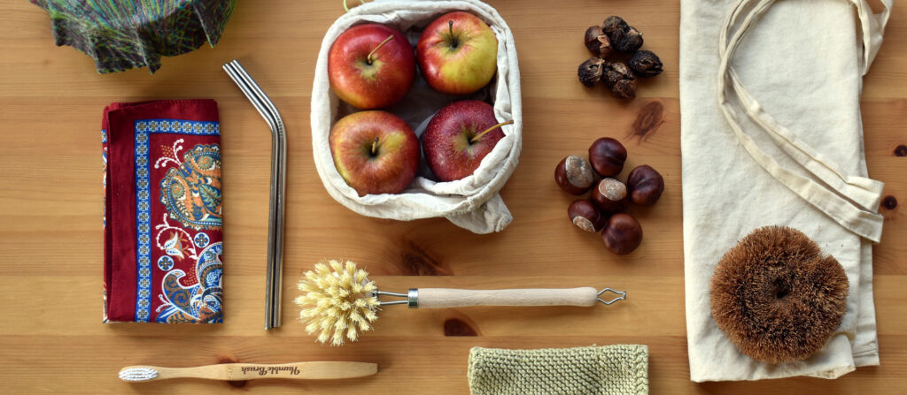 Tygpåse med äpplen, diskborste i trä