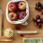 Tygpåse med äpplen, diskborste i trä